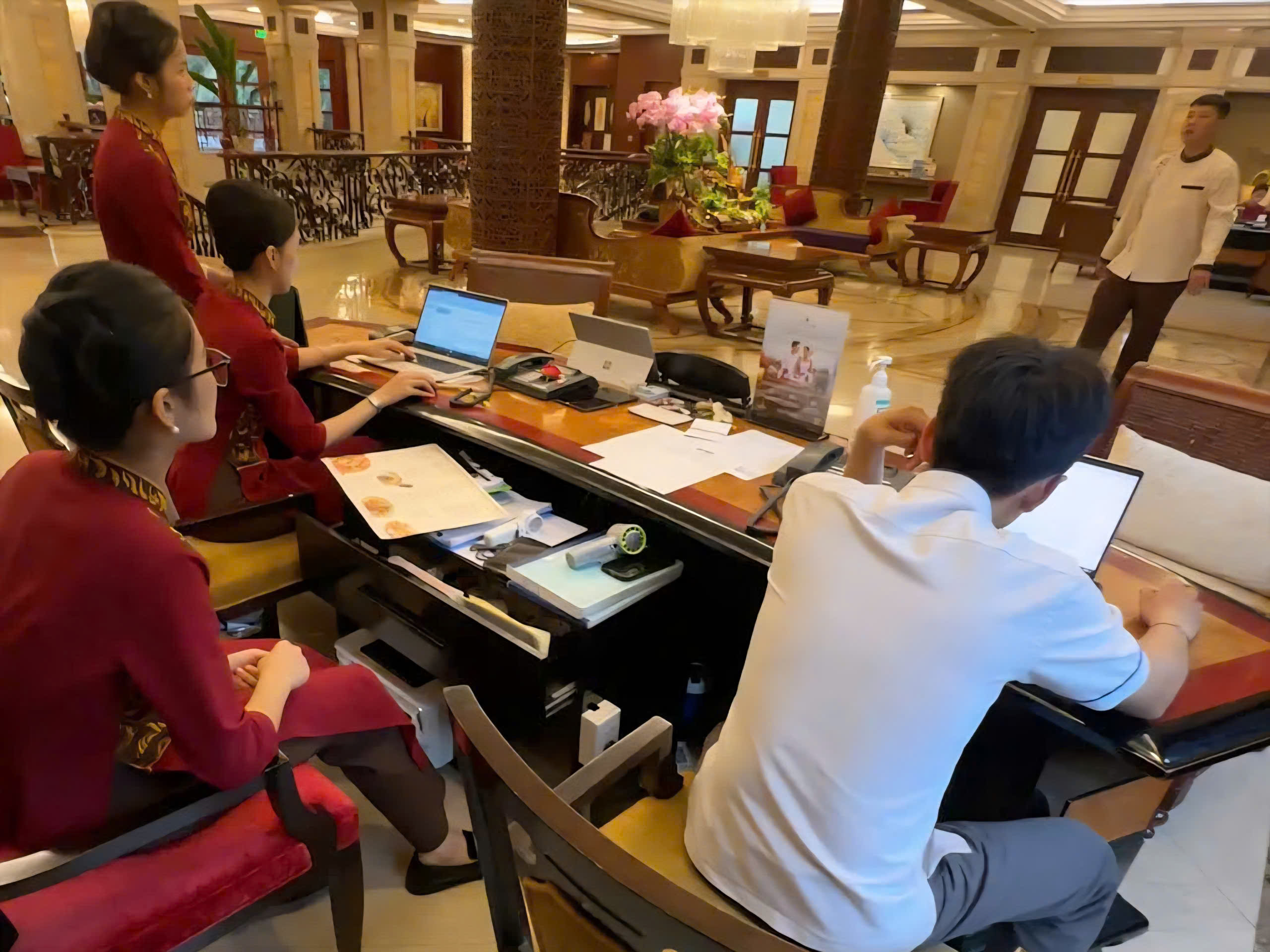 Lễ tân tại Vinpearl